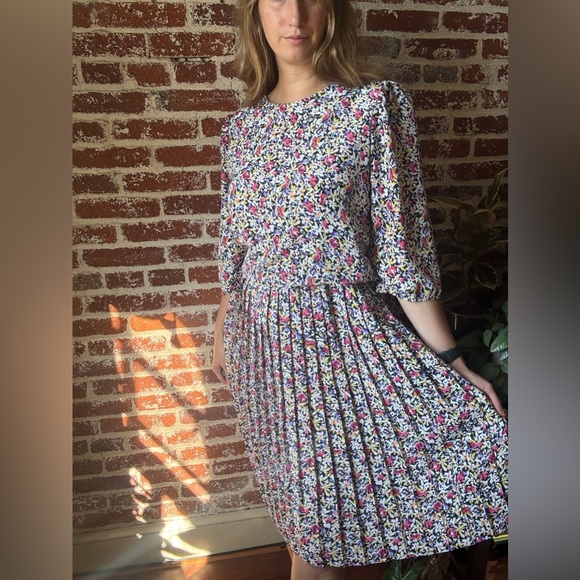 Vintage Dresses & Skirts - Vintage Tina Barrie Floral long sleeve dress